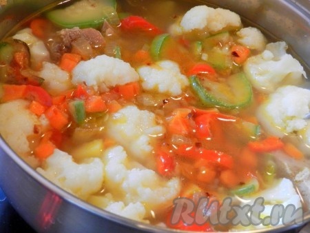 Когда картофель сварится, добавить в суп цветную капусту и обжаренные овощи. Варить до готовности капусты.