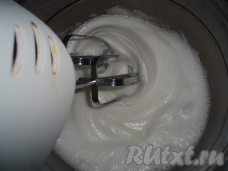 Приготовить безе. Для этого взбить охлажденные белки со щепоткой соли, постепенно добавляя сахар (по 1-2 столовых ложки).
