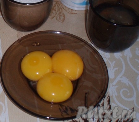 Яйца вымыть, отделить белки от желтков. Белки поставить в холодное место.