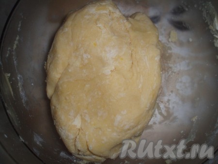 Быстро замесить мягкое песочное тесто. Охладить тесто в холодильнике в течение 1 часа.
