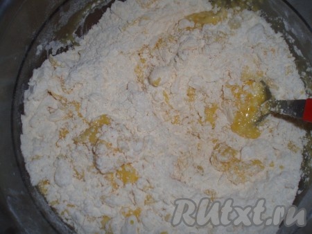 Затем в смесь муки и масла добавить сметану и желтки, перемешать.
