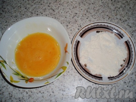 В другую тарелку насыпать также 2-3 столовые ложки муки. Разбить яйцо в отдельную посуду.
