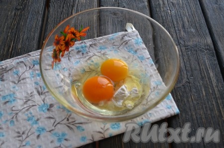В миску всыпать соду, муку, добавить яйца. Если использовать домашние яйца, омлет приобретет насыщенный, красивый желтый цвет.
