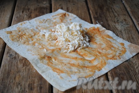 Смазать лаваш смесью майонеза, кетчупа и горчицы (количество регулируем под свой вкус). Плавленый сыр натереть на терке и разровнять по поверхности лаваша. 