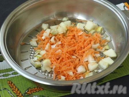 В сковороде разогреть подсолнечное масло. Морковь и лук очистить. Морковь, натёртую на крупной тёрке, и мелко нарезанный лук выложить в сковороду и обжарить пару минут на среднем огне, помешивая.
