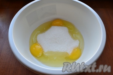 К яйцам добавить сахар, соль и ванилин.