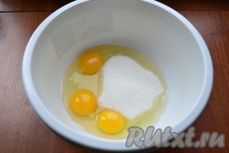 К яйцам добавить оставшийся сахар.
