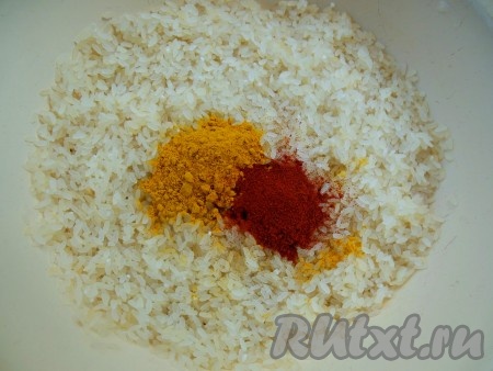 К промытому рису добавьте соль по вкусу, сладкую паприку и куркуму, перемешайте. 