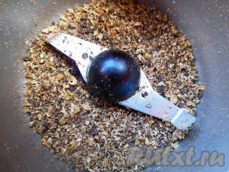 Зерна кориандра и черный перец горошком измельчите при помощи кофемолки (не мелко).
