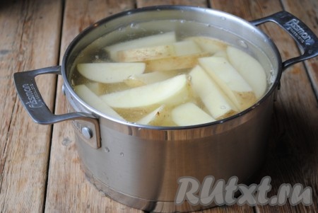 Выложить картофель в кастрюлю и залить холодной водой (вода должна полностью покрывать картофель). Довести воду до кипения, добавить соль и варить картошку 4-5 минут на небольшом огне. 
