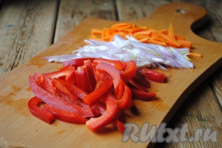 Овощи вымыть, болгарский перец очистить от семян, морковь и лук очистить. Лук нарезать полукольцами, перец и морковь - брусочками. 
