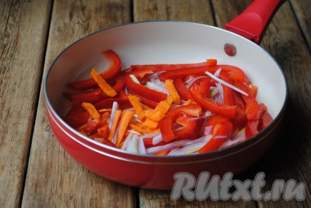 В сковороде разогреть растительное масло, выложить лук, морковь и перец. 
