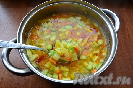 Когда картофель будет почти готов, добавить в кастрюлю обжаренные овощи, а также приправу и специи, варить суп на небольшом огне 5-7 минут.