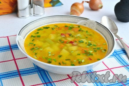 Готовый очень вкусный легкий овощной суп с кабачками и картошкой разлить по тарелкам, посыпать измельченной зеленью и подать к столу в горячем виде.