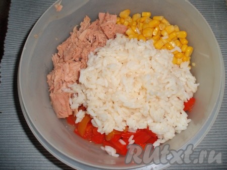 Добавить к остальным ингредиентам охлажденный отварной рассыпчатый рис.