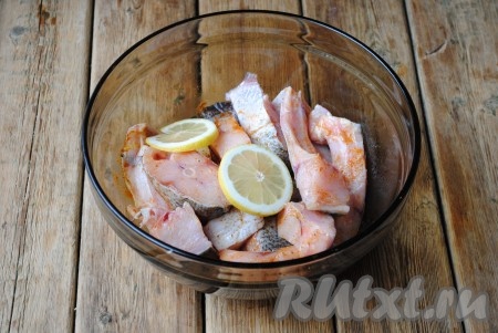 Кусочки толстолобика сбрызнуть лимонным соком, посыпать приправами для рыбы, посолить и оставить на 10-15 минут. 
