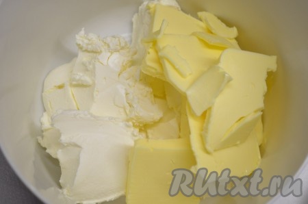 Для приготовления крема для торта в миску выкладываем сливочный сыр, размягченное сливочное масло и сгущенку. Взбиваем почти до однородности.
