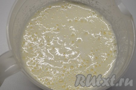 Затем в получившееся тесто вливаем молоко и масло.
