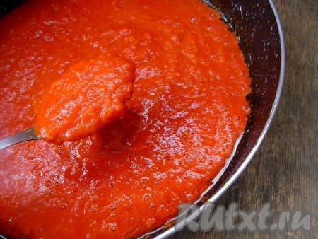Если любите более однородный томатный соус, можете пробить его блендером.
