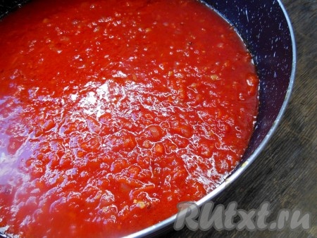Добавьте к обжаренным овощам томатный сок (или томатный соус, разведенный водой), томатную пасту, соль и сахар по вкусу, перемешайте и прогрейте получившийся томатный соус в течение нескольких минут на небольшом огне.
