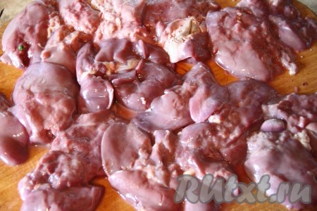 Куриную печень вымыть и отбить каждый кусочек молотком для мяса. Кстати, по этому рецепту можно готовить и говяжью или свиную печень, только её предварительно нужно нарезать на порционные кусочки, а затем отбить.