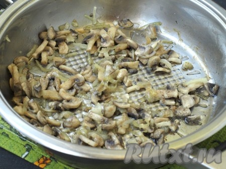 В сковороде разогреть подсолнечное масло, обжарить лук с грибами, иногда помешивая, до румяного оттенка, в конце посолить и поперчить.
