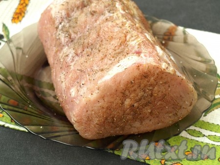 Свиной балык промыть и промокнуть бумажными полотенцами. Смешать мясную приправу с солью и перцем, хорошо натереть мясо со всех сторон.
