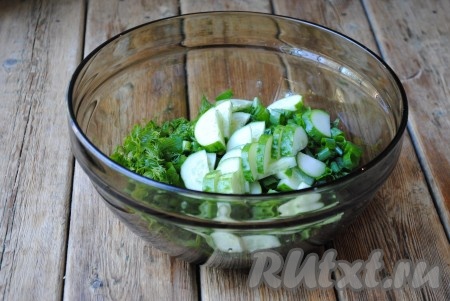 Огурцы нарезать полу кружочками и добавить в салат к зелени и листьям салата. 

