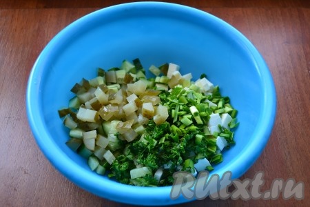 В салат к брынзе, зелени и свежему огурцу добавить нарезанный кубиками маринованный огурец.
