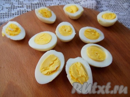 Отварите яйца, охладите, очистите и нарежьте (перепелиные яйца можно разрезать на половинки, а куриные - кружочками).