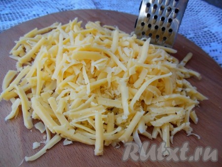 Твердый сыр натрите на тёрке.