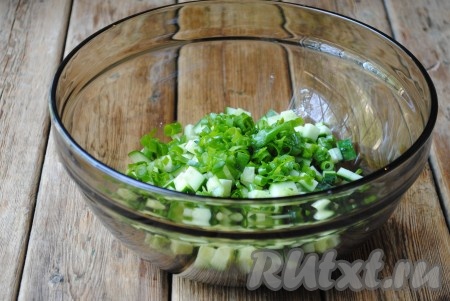 Зелёный лук вымыть, мелко нарезать, отправить в салат из огурца и горошка. 
