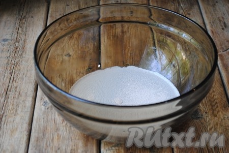 В тёплую воду добавить сахар и дрожжи, перемешать и оставить на 10 минут, чтобы дрожжи "запустились" (на поверхности появится пышная "шапочка"). 
