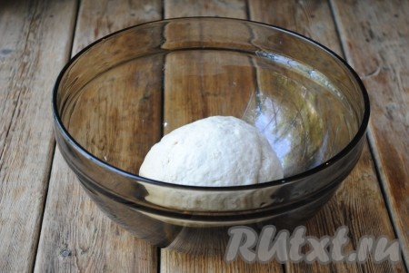 Замесить мягкое, не липнущее к рукам, однородное тесто. Выложить тесто в миску, накрыть полотенцем и поставить в тёплое место на 2 часа. 