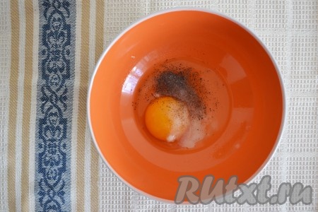 В миске соединить яйцо, соль и черный молотый перец. 