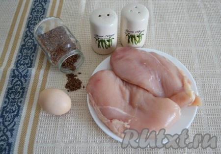Подготовить необходимые ингредиенты для приготовления мяса, жареного без масла на сковороде. Куриную грудку отделить от кости. В результате получится 2 куриных филе.