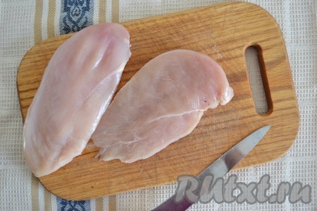 Куриное филе сверху прижать ладонью и с помощью большого ножа разрезать вдоль на две половинки (как на фото). В результате из куриной грудки получится 4 куска куриного филе.