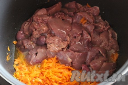 Затем к моркови добавить куриную печень, перемешать и обжаривать до окончания программы "Жарка", иногда перемешивая.
