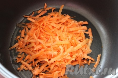 В чашу мультиварки влить немного растительного масла. Очищенную морковь, натерев на крупной терке, выложить в чашу мультиварки. Выставить программу мультиварки "Жарка" на 15 минут. Не забывая помешивать, обжарить морковь до мягкости (в течение 7-10 минут). 
