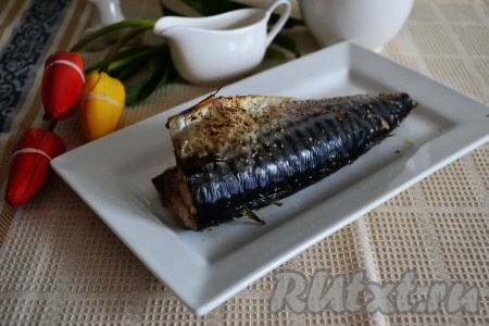 Сочная, ароматная и очень вкусная рыбка прекрасно сочетается с отварным картофелем, рисом или свежими овощами. 