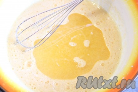 Взбить яйца с сахаром с помощью венчика до однородного состояния. Затем добавить растительное масло.