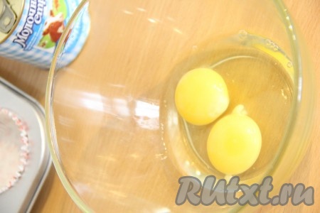Яйца вбить в удобную для взбивания посуду.