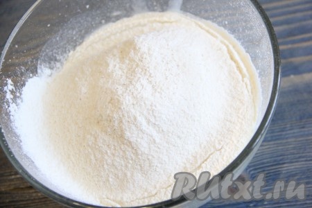 Получившуюся смесь муки и дрожжей всыпать в картофельно-молочную смесь, перемешать тесто для картофельных оладий силиконовой лопаткой или ложкой.
