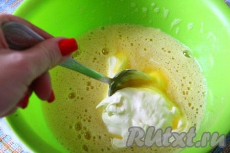 В получившуюся смесь яиц и сахара добавить сливочное масло комнатной температуры и сметану, взбить до однородности.