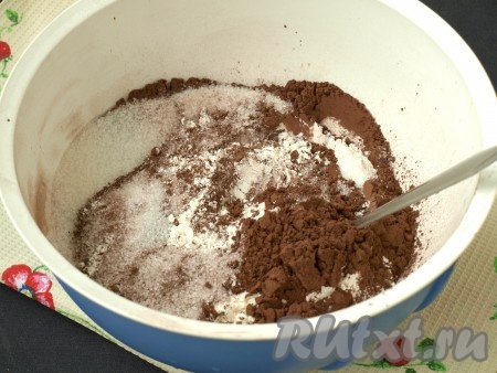 Отдельно соединить муку, какао, сахар, соль, ванилин и соду, перемешать сухие ингредиенты.
