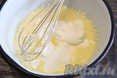 Для приготовления заливки яйца слегка взбить венчиком, затем добавить сметану и майонез.
