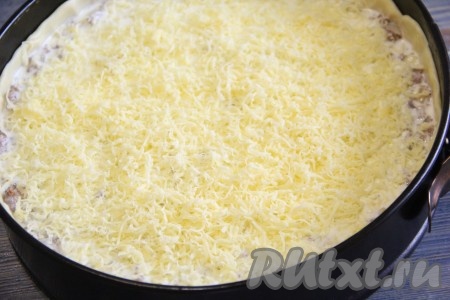 Присыпать верх пирога натёртым на мелкой терке сыром.
