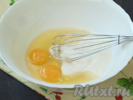 Разбить в миску яйца и добавить сахар. Хорошо взбить массу венчиком.
