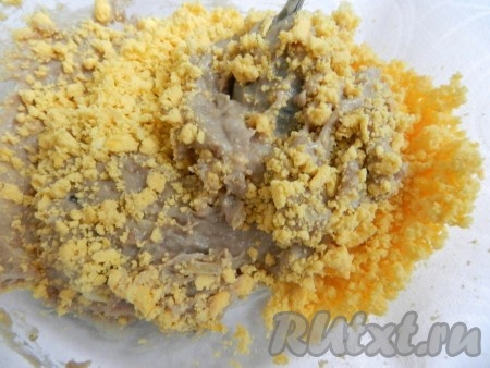 Филе сельди измельчить в блендере, добавив сметану (или майонез). Пюре из селёдки перемешать с желтками, сбрызнуть соком лимона.
