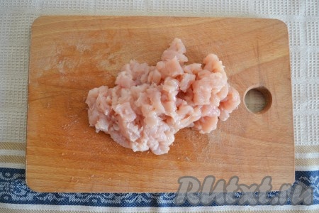 Куриную грудку (или другое мясо) вымыть, обсушить салфетками, зачистить от пленок и прожилок, а затем мелко-мелко нарезать.
